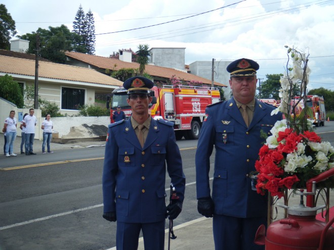 Na foto da esquerada o novo comandante do Corpo de Bombeiros de Porto União Padinha e a direita o ex-comandante Sass Foto: Marciel Borges