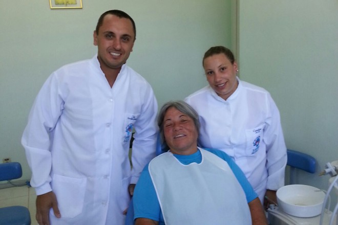A paciente Eliane Nacowski junto ao Dr. Isler Baniski e a Auxiliar de Saúde Bucal Caroline de Paula Marek.  Foto: Divulgação