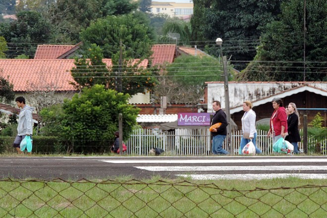 Mulheres utilizaram a lateral da pista como calçada Foto: Marciel Borges/ Rádio Colmeia