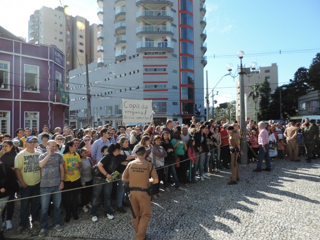 O povo também aproveitou para se manisfestar aos valores utilizados nos estádios da Copa do Mundo Foto: Marciel Borges/ Rádio Colmeia