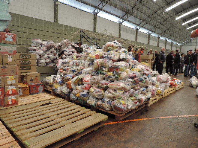 Doação de alimentos feito pela Defesa Civil do Governo do Paraná Foto: Marciel Borges ? Rádio Colmeia