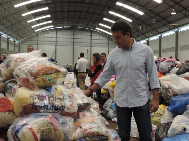 Governador beto Richa, fez questão de verificar e fazer a entrega de donativos em União da Vitória Foto: Marciel Borges/ Rádio Colmeia