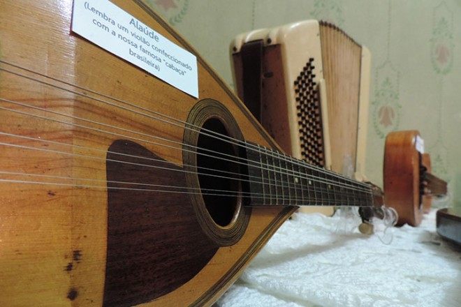 Um dos instrumentos musicais do acervo de Seu Zito. Foto: Marciel Borges/ Rádio Colmeia