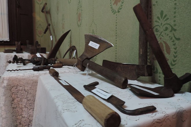 Diversos instrumentos feito de ferro. Foto: Marciel Borges/ Rádio Colmeia