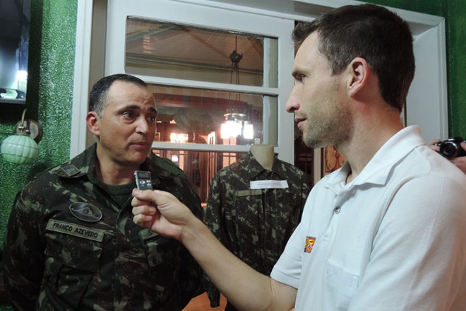 Repórter Tiago Amaral entrevistando o Comandante do Batalhão de Porto União Azevedo Foto: Marciel Borges/ Rádio Colmeia