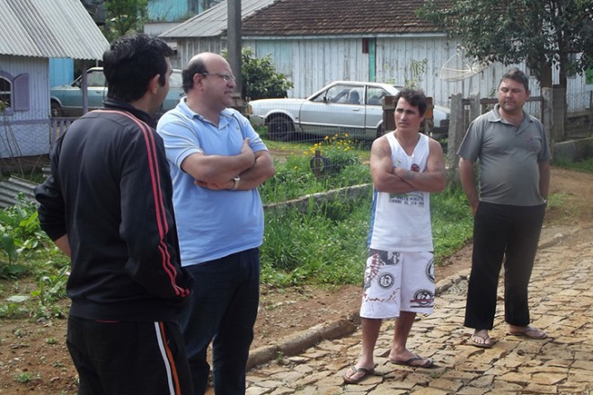 Prefeito Joel Martins, em conversa com a comunidade Foto: Divulgação