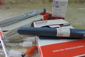 Suporte para aplicação de insulina, junto dois exemplares de insulina mais utilizada para o tratamento do diabetes tipo 1 Foto: Marciel Borges/ Rádio Colmeia