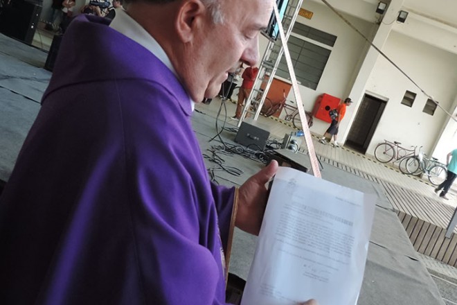 Padre Levi Godoi, com a carte recebida direto do Vaticano, enviada pelo Papa Francisco Foto: Marciel Borges/ Rádio Colmeia