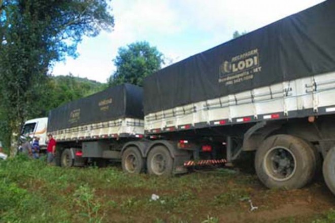 Mais um acidente envolve caminhão na BR 153 11.03.2015 01