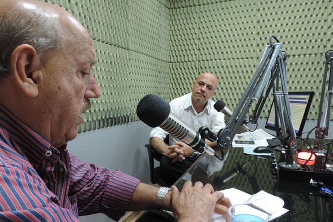 Entrevista na Rádio Colmeia, no dia 2 de  outubro de 2014 Foto: Marciel Borges/ Rádio Colmeia