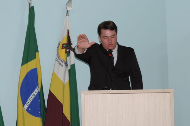 Vice-prefeito Rodrigo Marcante, realizando o seu juramento Foto: Marciel Borges/ Rádio Colmeia