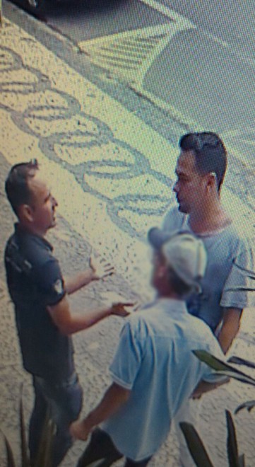 A vítima aparece conversando com os golpistas. A vítima está utilizando um boné Foto: Plantão Policial 